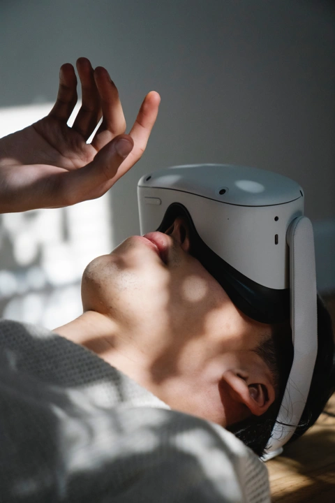 Ein Mann mit VR-Headset.