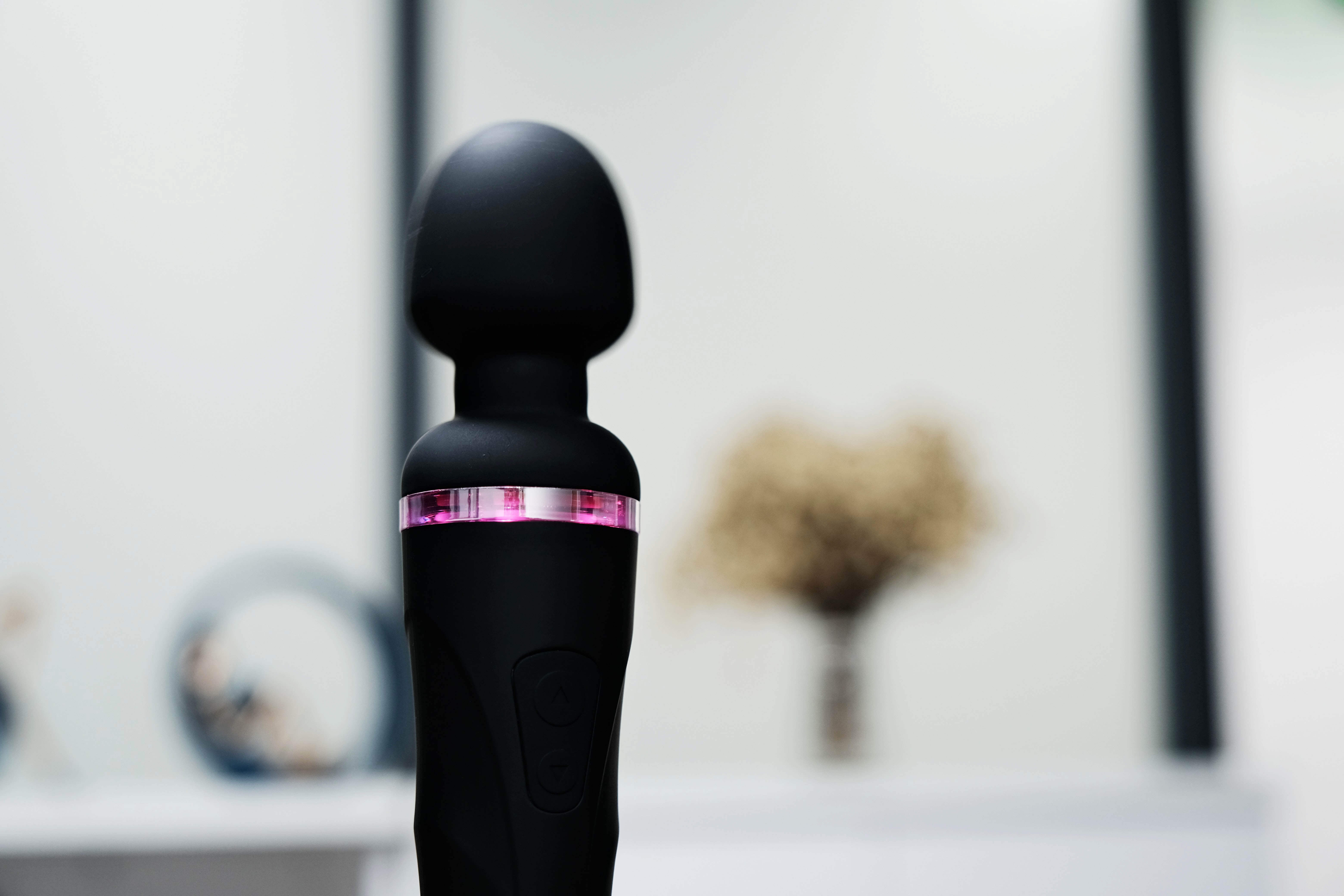 Das leistungsstarke Stab-Vibrator-Massagegerät Domi 2 von Lovense - Produktabbildung